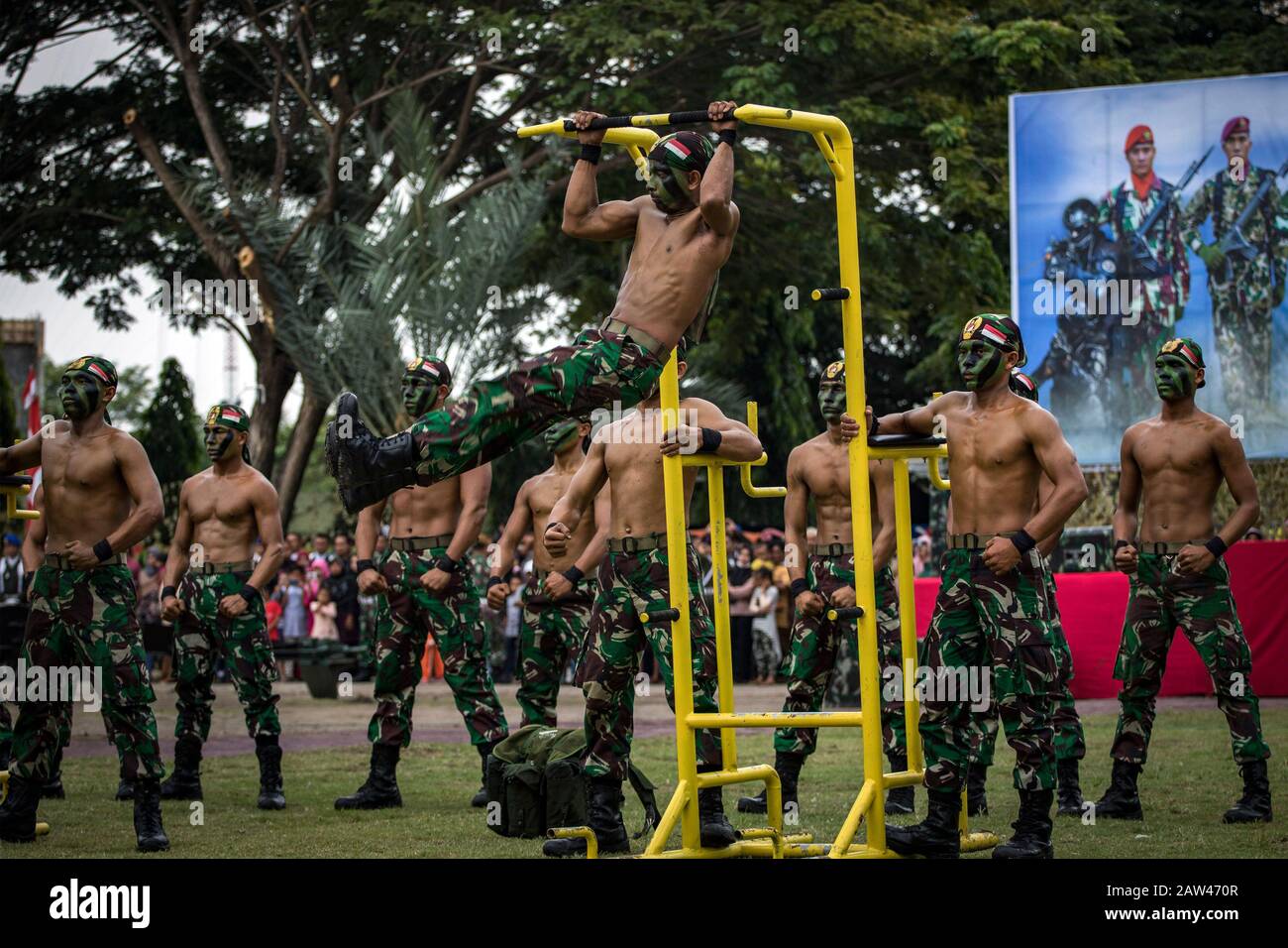 Le Forze Armate indonesiane svolgono le loro funzioni nel 74th anniversario Delle Forze Armate nazionali indonesiane (TNI) a Hiraq Field, Lhokseumawe City, provincia di Aceh, Indonesia, sabato 5 ottobre 2019. L'anniversario del TNI di quest'anno si è svolto con il tema "la orgoglio Della Gente di TNI Professional". Foto Stock