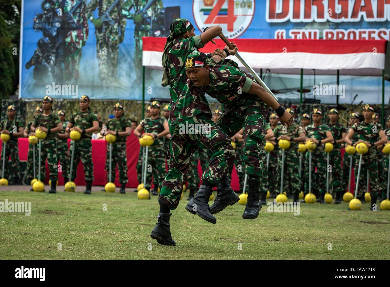 Le Forze Armate indonesiane svolgono le loro funzioni nel 74th anniversario Delle Forze Armate nazionali indonesiane (TNI) a Hiraq Field, Lhokseumawe City, provincia di Aceh, Indonesia, sabato 5 ottobre 2019. L'anniversario del TNI di quest'anno si è svolto con il tema "la orgoglio Della Gente di TNI Professional". Foto Stock