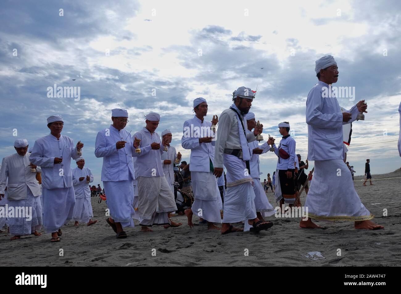 Gli indù balinesi a Yogyakarta si riuniscono per eseguire la cerimonia Melasti a Parangkusumo Beach, domenica 3 marzo 2019. Portano offerte che contengono frutta, fiori e incenso per l'offerta. Melasti è auto pulizia prima di entrare Nel Nyepi Day o Silent Day ed è di solito fatto in acqua fonte come il mare o lago. Credono facendo Melasti tutti i tratti cattivi dell'anima e del corpo. Foto Stock
