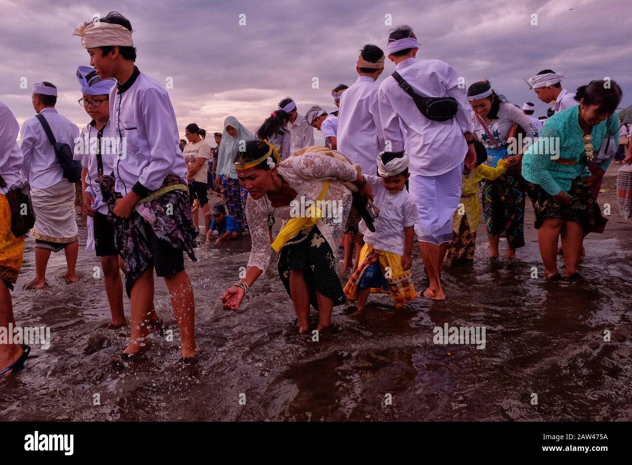 Gli indù balinesi a Yogyakarta si riuniscono per eseguire la cerimonia Melasti a Parangkusumo Beach, domenica 3 marzo 2019. Portano offerte che contengono frutta, fiori e incenso per l'offerta. Melasti è auto pulizia prima di entrare Nel Nyepi Day o Silent Day ed è di solito fatto in acqua fonte come il mare o lago. Credono facendo Melasti tutti i tratti cattivi dell'anima e del corpo. Foto Stock