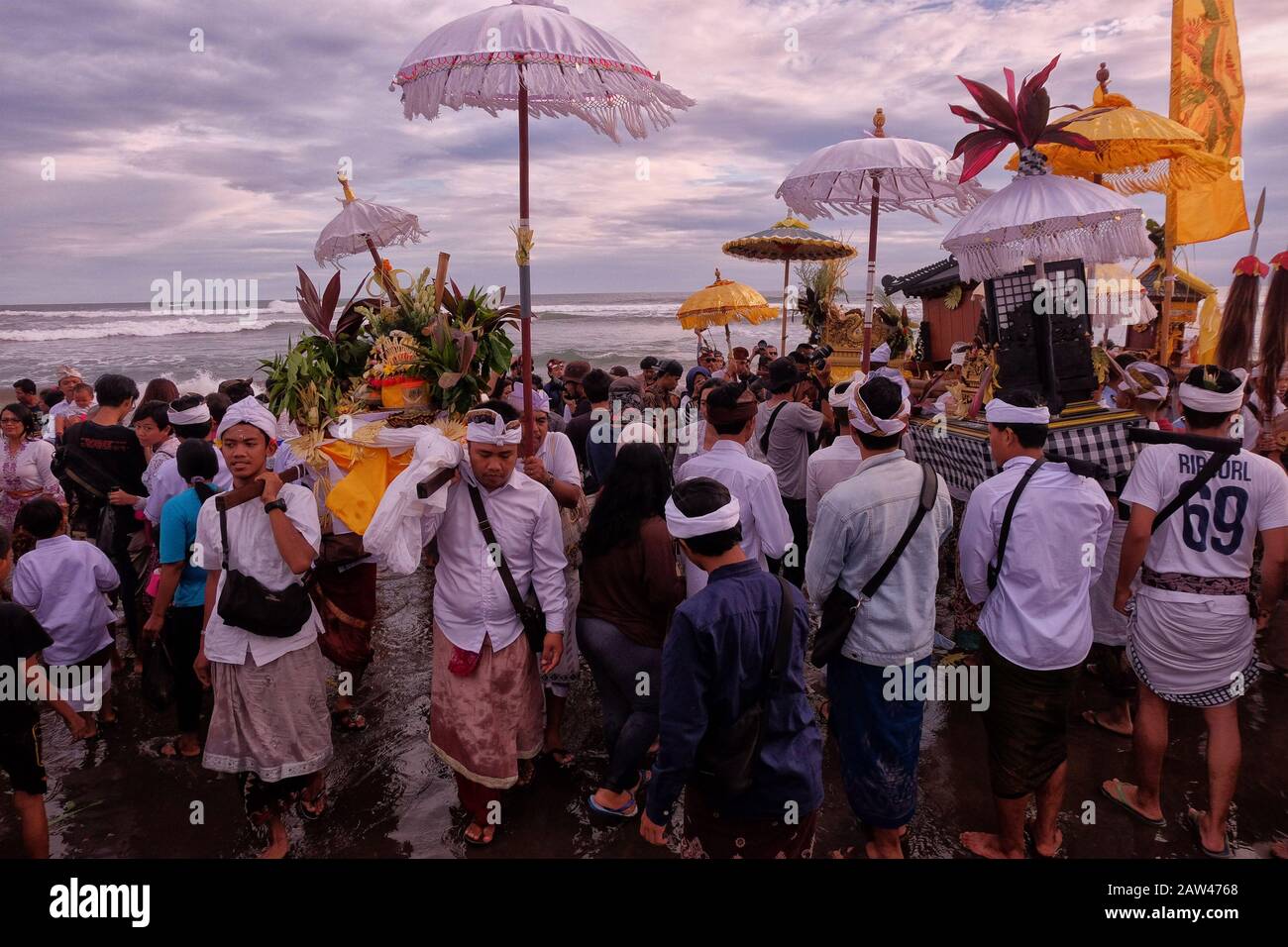 Gli indù balinesi di Yogyakarta portano le offerte durante la cerimonia di Melasti a Parangkusumo Beach, domenica 3 marzo 2019. Portano offerte che contengono frutta, fiori e incenso per l'offerta. Melasti è auto pulizia prima di entrare Nel Nyepi Day o Silent Day ed è di solito fatto in acqua fonte come il mare o lago. Credono facendo Melasti tutti i tratti cattivi dell'anima e del corpo. Foto Stock