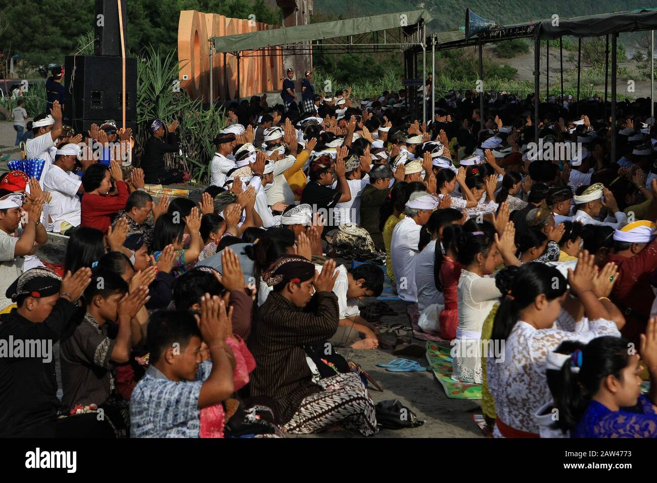 Gli indù balinesi di Yogyakarta pregano durante la cerimonia di Melasti a Parangkusumo Beach, domenica 3 marzo 2019. Portano offerte che contengono frutta, fiori e incenso per l'offerta. Melasti è auto pulizia prima di entrare Nel Nyepi Day o Silent Day ed è di solito fatto in acqua fonte come il mare o lago. Credono facendo Melasti tutti i tratti cattivi dell'anima e del corpo. Foto Stock