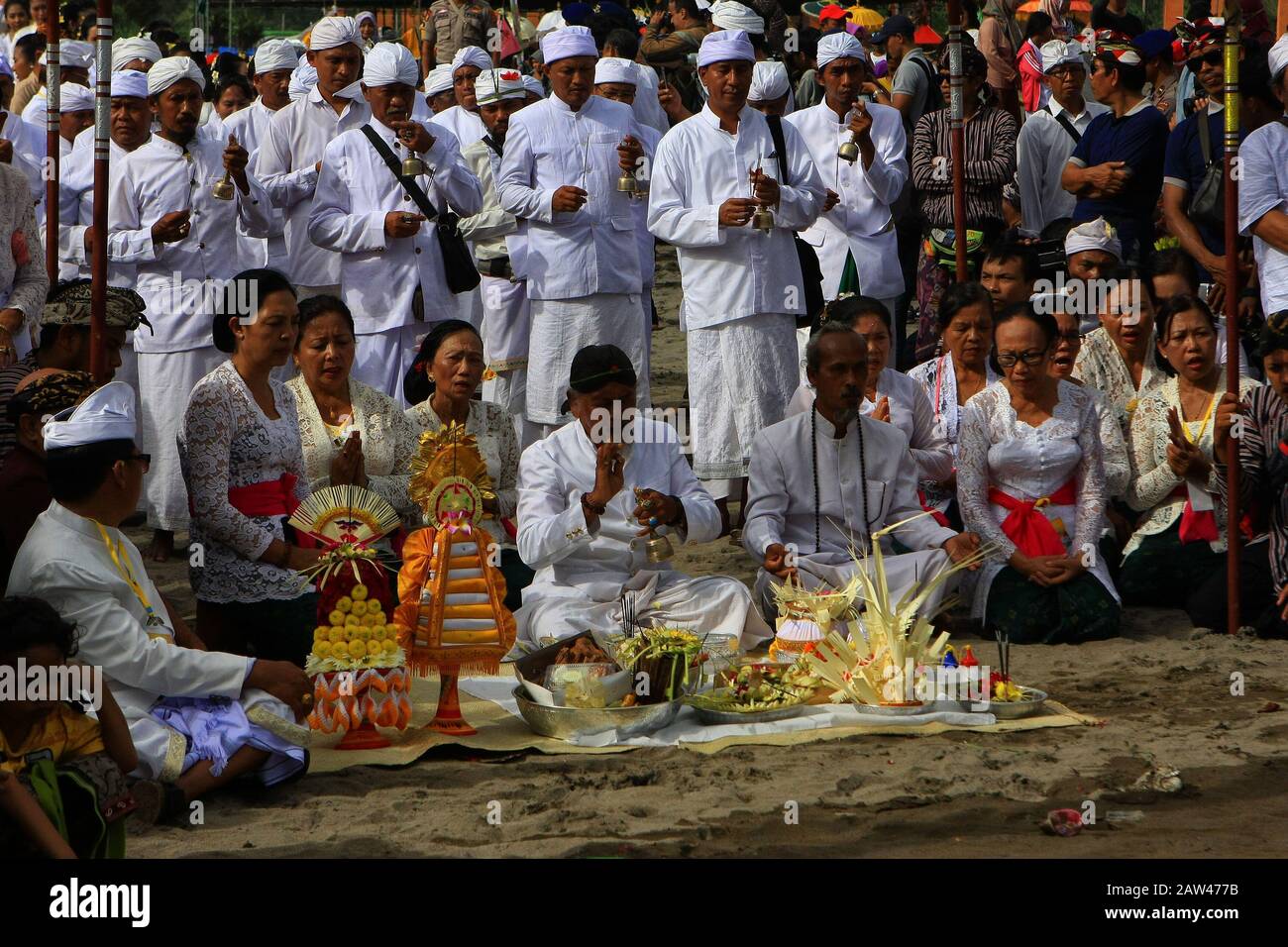 Sacerdote indù balinese che prega durante la cerimonia di Melasti a Parangkusumo Beach, domenica 3 marzo 2019. Portano offerte che contengono frutta, fiori e incenso per l'offerta. Melasti è auto pulizia prima di entrare Nel Nyepi Day o Silent Day ed è di solito fatto in acqua fonte come il mare o lago. Credono facendo Melasti tutti i tratti cattivi dell'anima e del corpo. Foto Stock