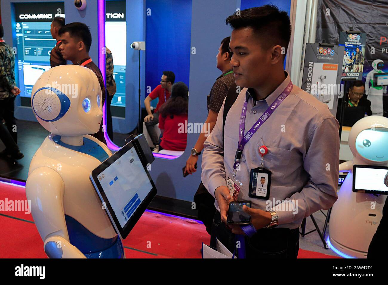 Un visitatore è stato visto alla ricerca di informazioni sulla tecnologia dei robot alla fiera della Public Safety Indonesia Conference & Expo del 2019. Pubblica sicurezza Indonesia 2019 ha partecipato a oltre 120 espositori del settore interessati su prodotti, servizi e soluzioni innovativi nel campo delle apparecchiature, dei prodotti e dei servizi di sicurezza fisica, della rete e del cyber-sicurezza, la mostra dura fino al 1° marzo 2019. Foto Stock