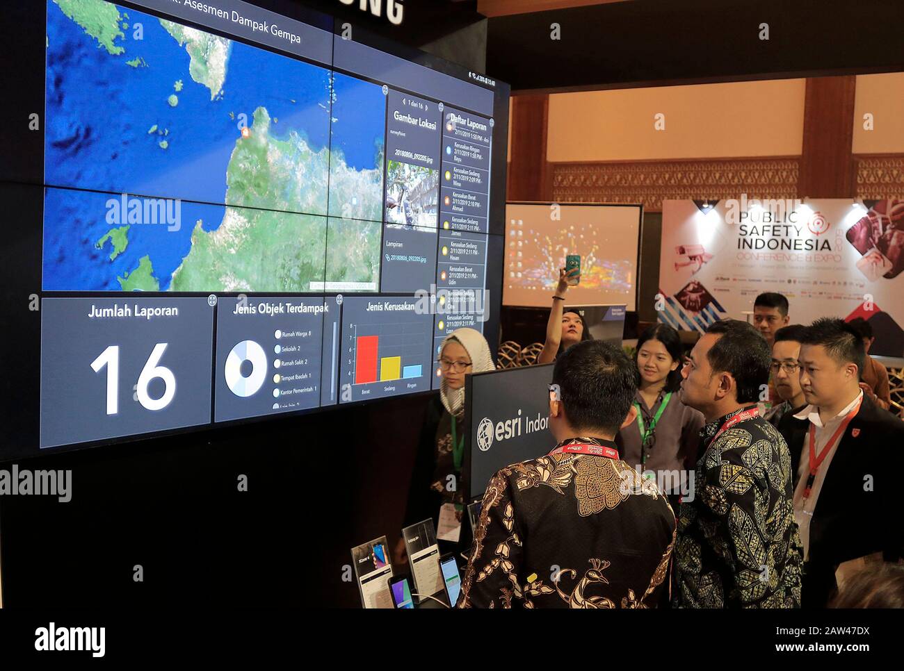 Un visitatore è stato visto alla ricerca di informazioni sulla tecnologia dei robot alla fiera della Public Safety Indonesia Conference & Expo del 2019. Pubblica sicurezza Indonesia 2019 ha partecipato a oltre 120 espositori del settore interessati su prodotti, servizi e soluzioni innovativi nel campo delle apparecchiature, dei prodotti e dei servizi di sicurezza fisica, della rete e del cyber-sicurezza, la mostra dura fino al 1° marzo 2019. Foto Stock