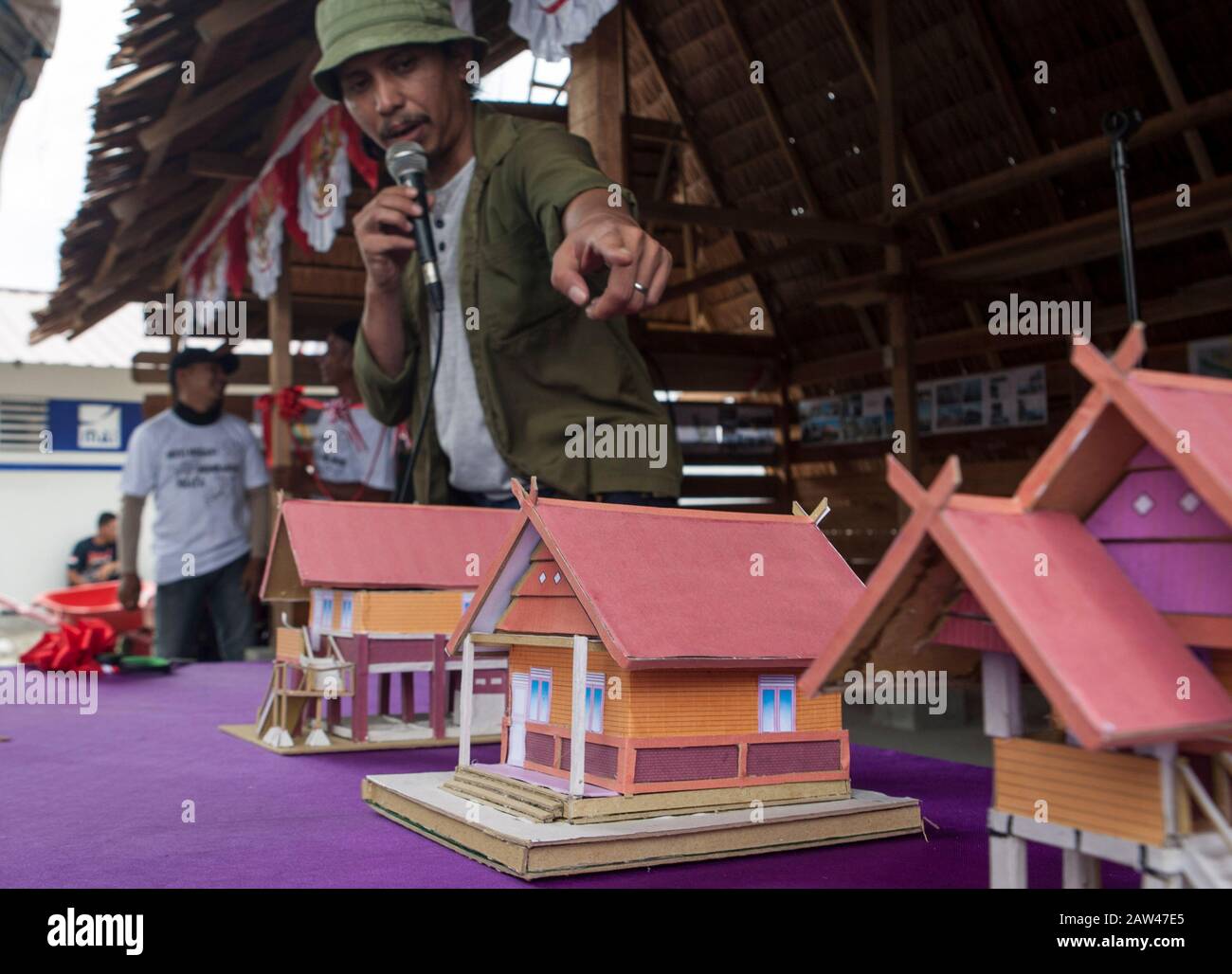 Un architetto indonesiano, che mostra una casa in miniatura resistente al terremoto a Palu City, nella provincia centrale di Sulawesi, sabato 17 agosto 2019. Centinaia di alloggi resistenti al terremoto in legno e cemento saranno costruiti da Arkom (comunità degli architetti indonesiani) per le vittime del terremoto a Palu City, Sigi Regency e Donggala Regency. Foto Stock
