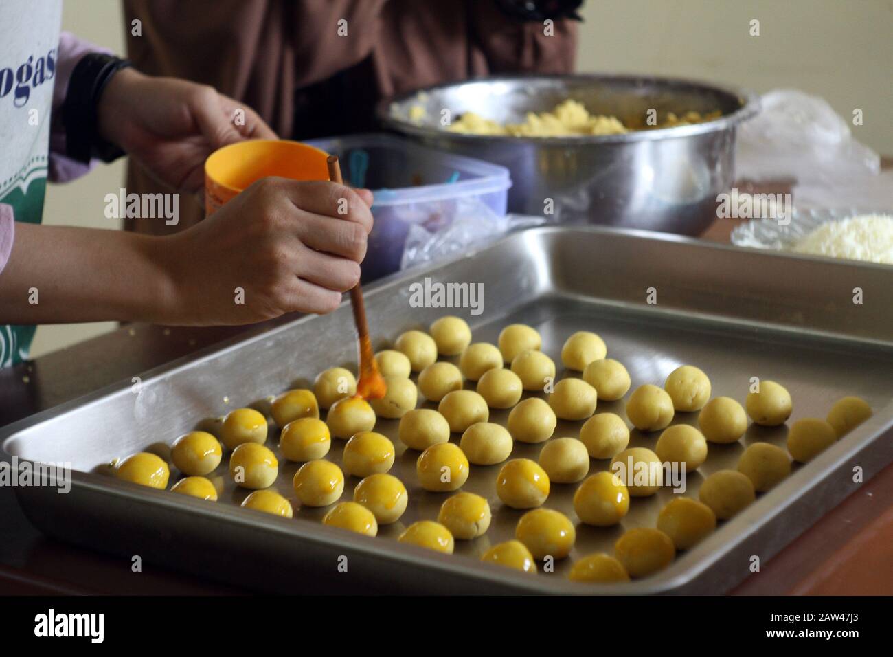 I lavoratori fanno biscotti al De Liza Cibinong, Bogor Regency, il 21 maggio 2019. Secondo gli uomini d'affari, la domanda di dolci venduti ad una gamma di prezzo di Rp.65 mila - Rp.90 mila per vaso e a seconda del tipo di torta come Nastar, Putri Salju, Choco Chips e Kastengel, davanti a Eid, è aumentato del 50 per cento. Foto Stock