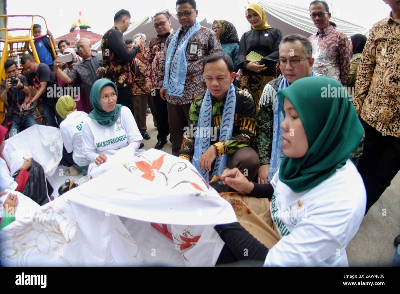 Un artigiano veduto che fa Batik al Batik di villaggio nella città di Bogor, Java occidentale, il 24 agosto 2019. Foto Stock