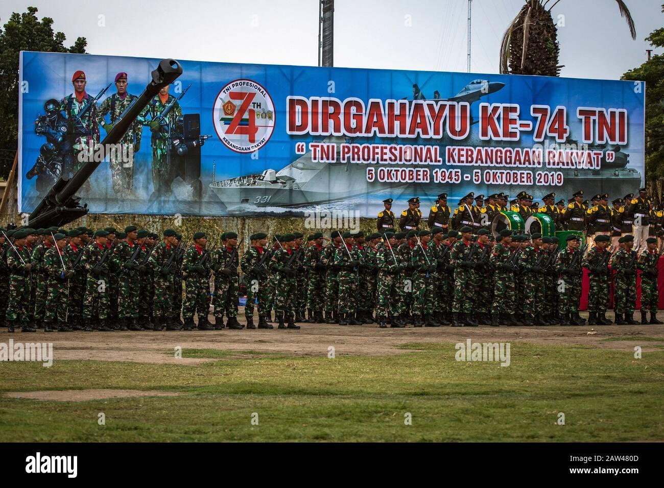 Le Forze Armate indonesiane hanno partecipato alla commemorazione del 74th anniversario Delle Forze Armate nazionali indonesiane (TNI) a Hiraq Square, Lhokseumawe City, provincia di Aceh, Indonesia, sabato 5 ottobre 2019. La commemorazione del TNI Anniversary di quest'anno si è svolta con il tema "Professional TNI People's Pride". Foto Stock