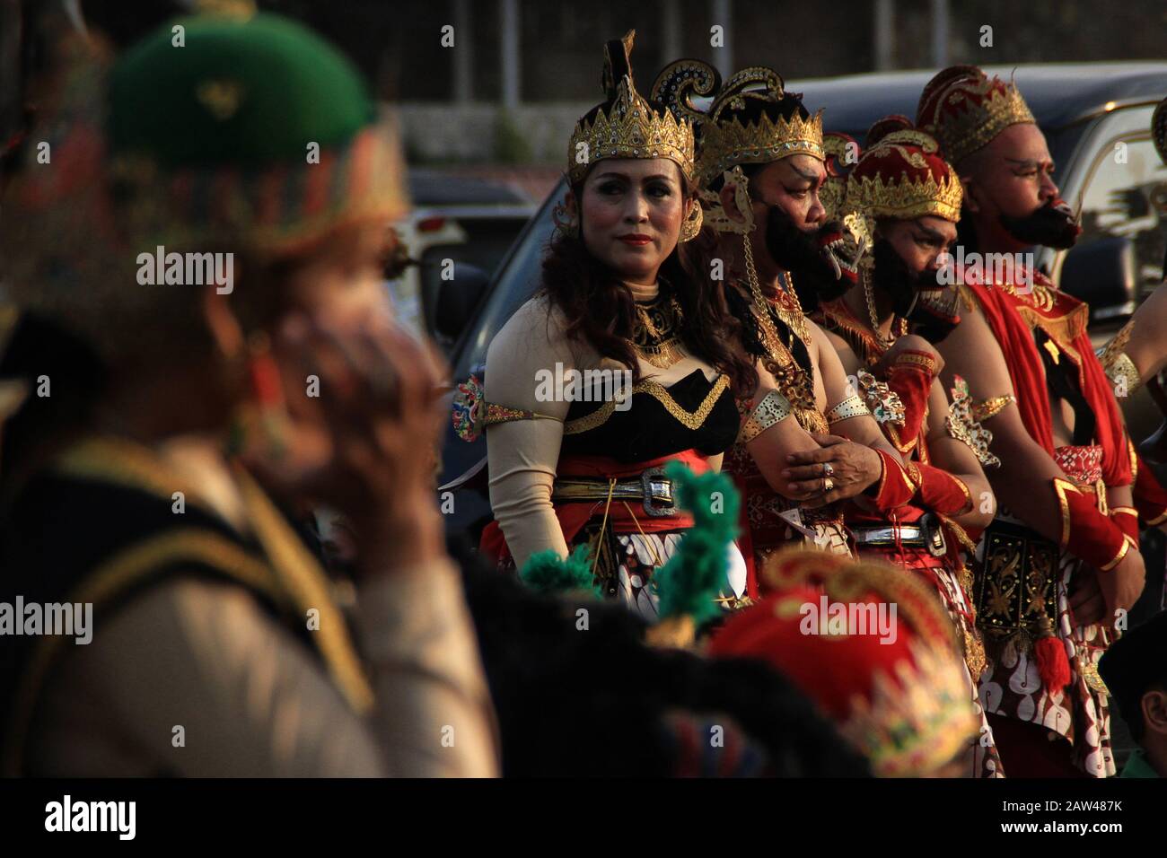 Centinaia di artisti indossavano il costume delle figure di burattini giavanesi durante la rottura del record Di Persone con Il più abito marionette a Tebing Breksi Yogyakarta, Indonesia, Sabato, 21 settembre 2019. Il record è scoppiato dopo più di 250 persone vestite con i personaggi dei burattini ballato insieme. Foto Stock