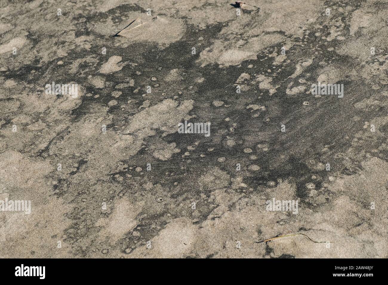 Petrolio contaminato mare sabbioso danni ecosistema spiaggia,inquinamento cilento italia Foto Stock