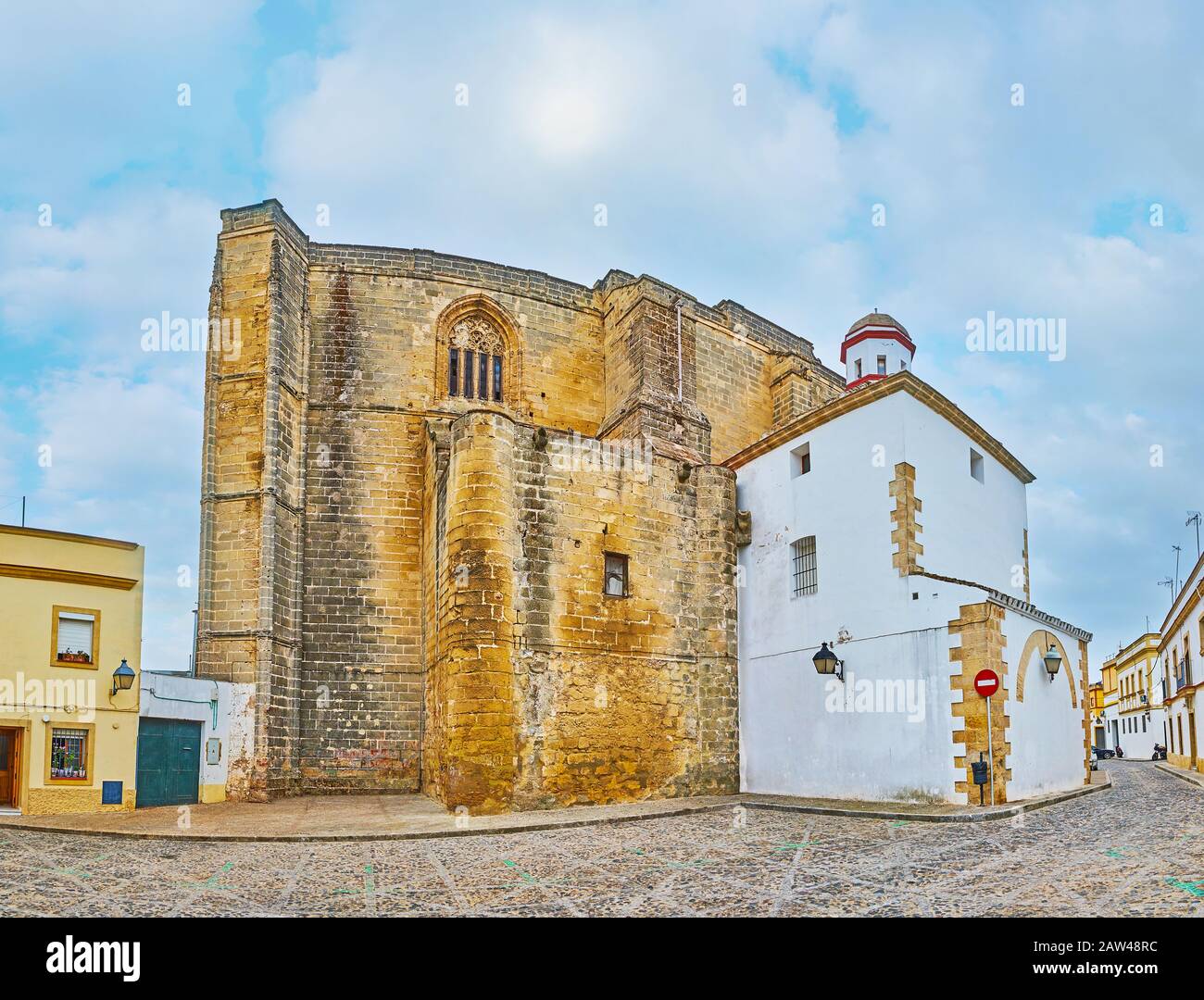 Il retro della chiesa medievale di San Mateo (San Matteo) con cappella annessa, Jerez, Spagna Foto Stock