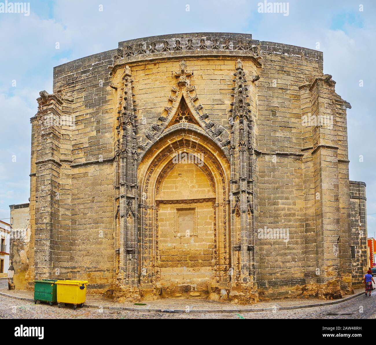 La porta di accesso in mattoni della chiesa medievale gotica di San Mateo (San Matteo), decorata con ghirlande di pietra scolpita, rilievi e torri, Jerez, Spagna Foto Stock