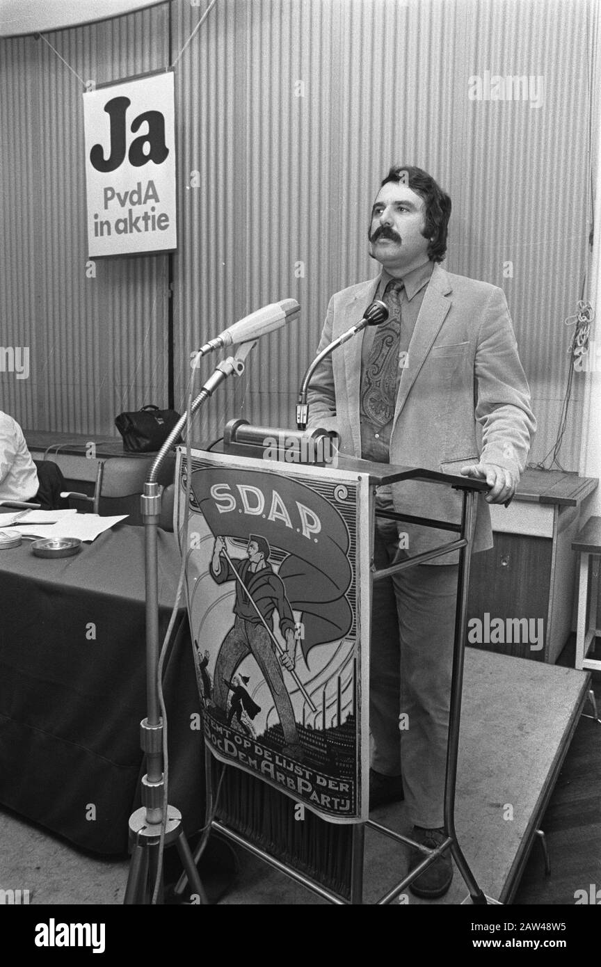Labor Party meeting on Rise in progressive party, Amsterdam, Van der Louw Speaking Data: 2 ottobre 1971 Località: Amsterdam, Noord-Holland Parole Chiave: Meetings Foto Stock