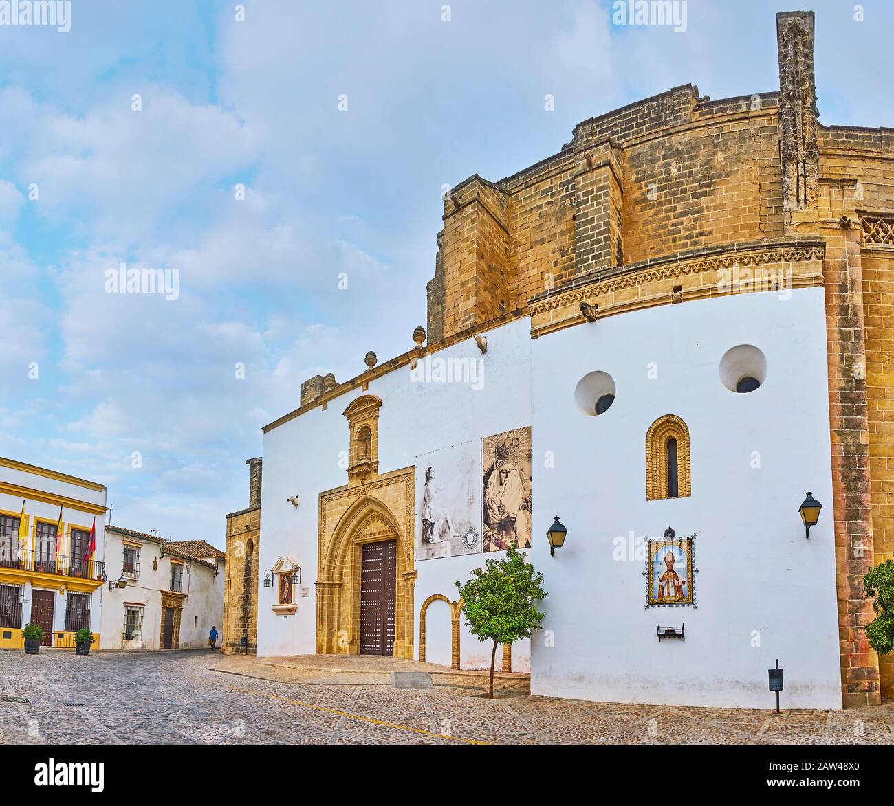 Jerez, SPAGNA - 20 SETTEMBRE 2019: Panorama della Chiesa di San Mateo, decorata con icone a mosaico e porta in pietra scolpita, situata a San Mateo (St Matt Foto Stock