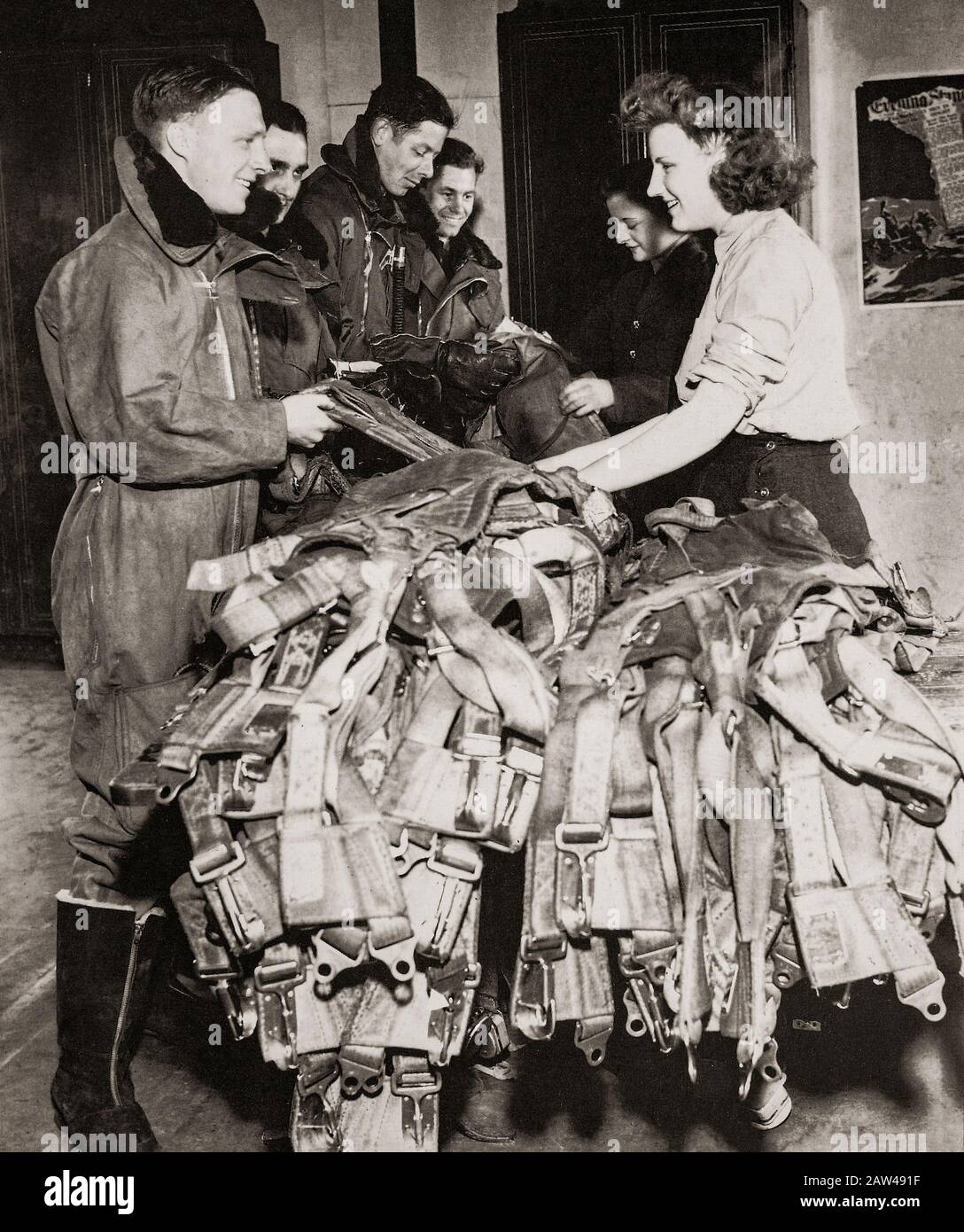 Imballatrici paracadute della WAAF con equipaggio aereo. La WAAF (Women's Auxiliary Air Force) è stata creata il 28 giugno 1939, e le donne reclutate nella WAAF hanno ricevuto una formazione di base. I WAAF non servivano come equipaggio, ma erano attivi nell'imballaggio di paracadute e nella creala dei palloncini di sbarramento oltre ad eseguire catering, meteorologia, radar, manutenzione di aerei, trasporto, le funzioni di comunicazione compreso l'operazione telefonica e telegrafica senza fili. Foto Stock