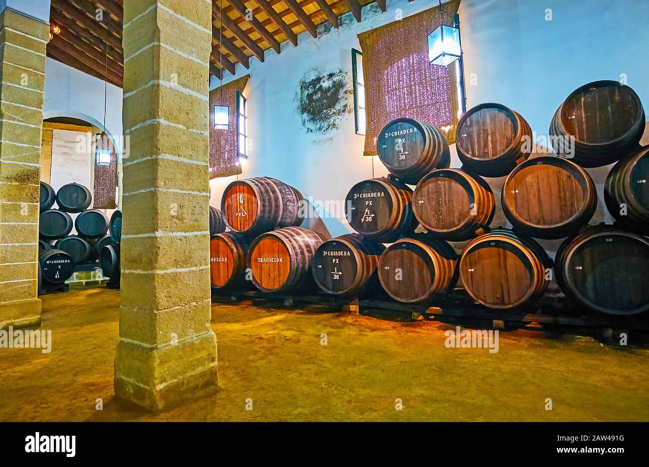Jerez, SPAGNA - 20 SETTEMBRE 2019: Le botti di rovere vintage impilate con vino Sherry invecchiato a Bodegas Tradicion, il 20 settembre a Jerez Foto Stock