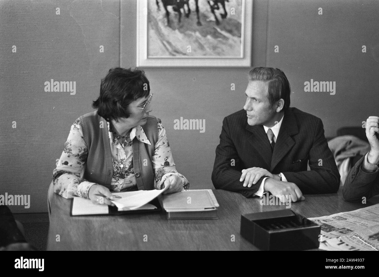 Delegazione PvdA all'aeroporto di ritorno dalla DDR; Sig.ra I. Hill (Presidente PvdA) e Ulrich Wolff (Ambasciatore DDR) Data: 26 settembre 1975 Località: Nord-Olanda, Schiphol Parole Chiave: Ambasciatori, delegazioni Nome Persona: I. Della collina, U. Wolff Institution Nome: Labor Peters, Hans / Anefo Copyright Titolare: National Archives Tipo Materiale: Negativo (bianco/nero) numero di inventario archivio: Vedi accesso 2.24.01.05 Foto Stock