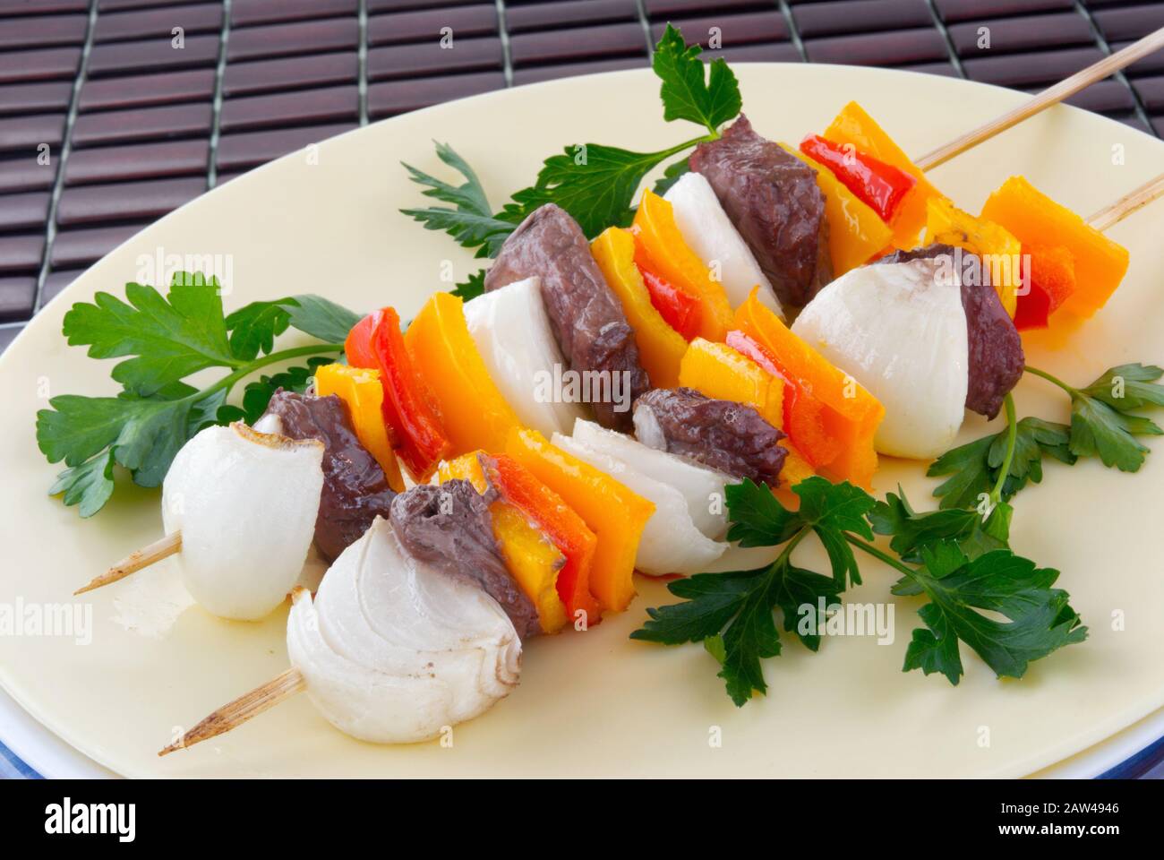 Bistecca di lombata grigliata fatta in casa e kebab di verdure fresche serviti con foglie di prezzemolo come garnization. Foto Stock