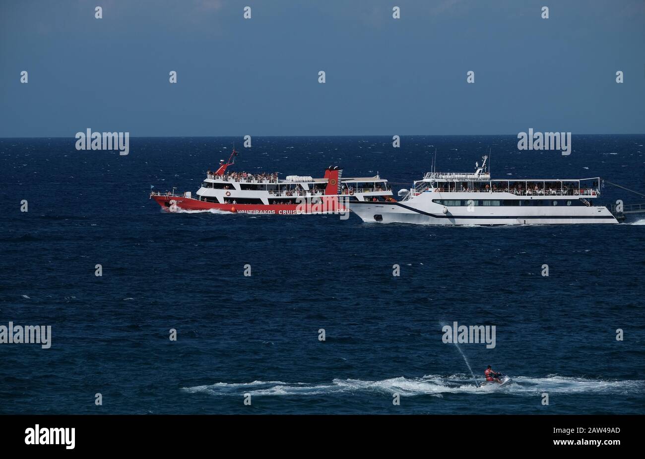 Due navi da crociera dell'isola si regano l'una accanto all'altra e comunicano in modo divertente tra i passeggeri dell'isola di Zakinthos. Foto Stock