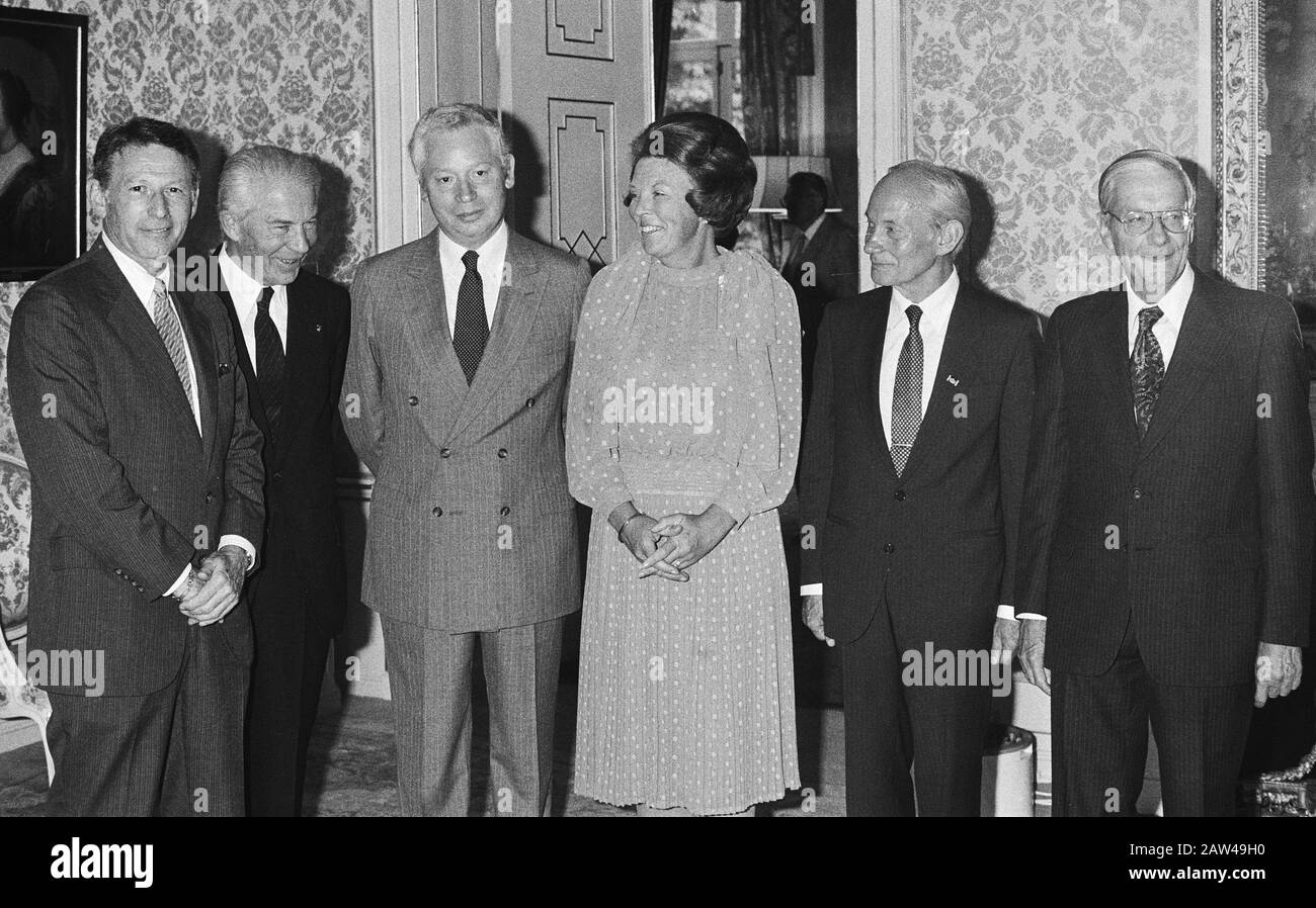 La regina Beatrix riceve i vincitori del Premio Nobel. La Regina Beatrix Riceve Premi Nobel Paul Berg, Christian De Duve, Steven Weinberg, La Regina Beatrix, Manfred Eigen, Nicholas Flower Mountains; Foto Stock