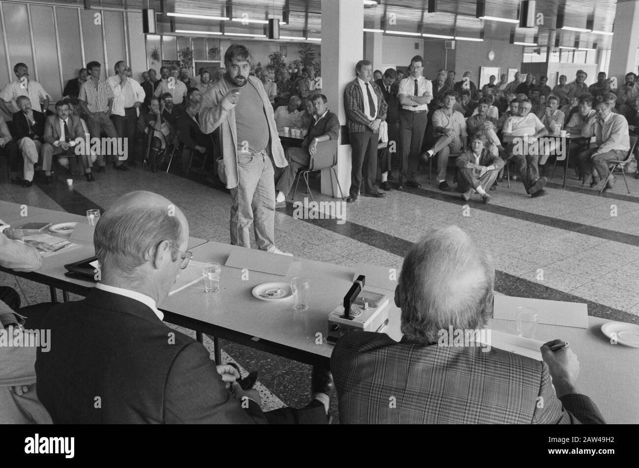 Quick Dispatch Rotterdam mensa insieme con la direzione e gli esperti possono risolvere carni leggermente radioattive da nave Reefer Rio Data: 25 luglio 1988 Località: Rotterdam, South Holland Parole Chiave : CARNE Nome Persona: Reefer Rio Foto Stock