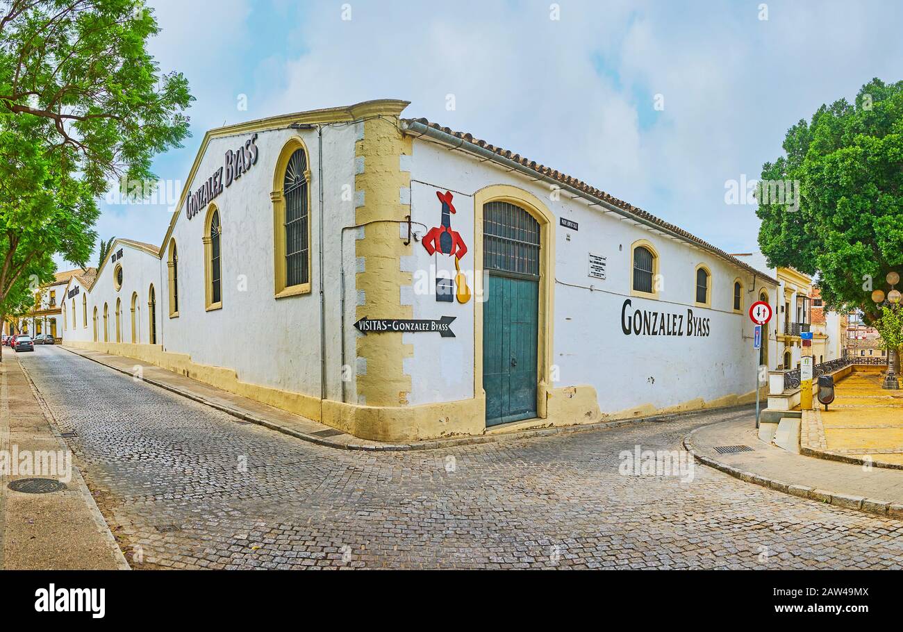 Jerez, SPAGNA - 20 SETTEMBRE 2019: Edifici storici di Bodegas Gonzalez Byass Sherry House con il famoso logo di Tio Pepe (bottiglia con chitarra) e. Foto Stock