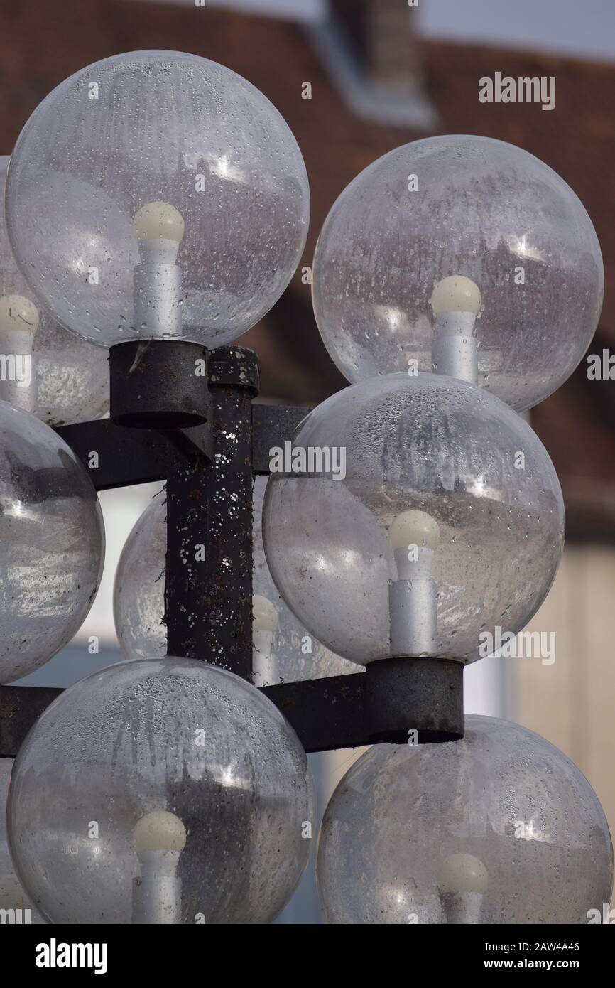 Illuminazione del parcheggio con luci rotonde appannate Foto Stock