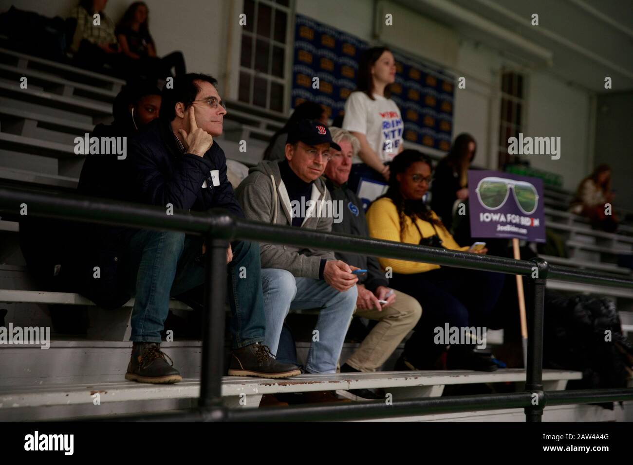 02032020 - Des Moines, Iowa, USA: Gli appassionati di Iowa Caucus partecipano alla California 2020 presso la Field House della Drake University, lunedì 3 febbraio 2020 a Des Moines, Iowa. Foto Stock