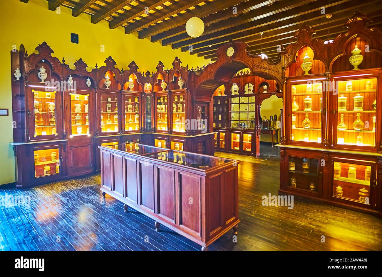 Jerez, SPAGNA - 20 SETTEMBRE 2019: Storico interno della Municipal Pharmacy con scaffali in legno vintage, fiasche e vasi con medicine, Villavicencio P. Foto Stock