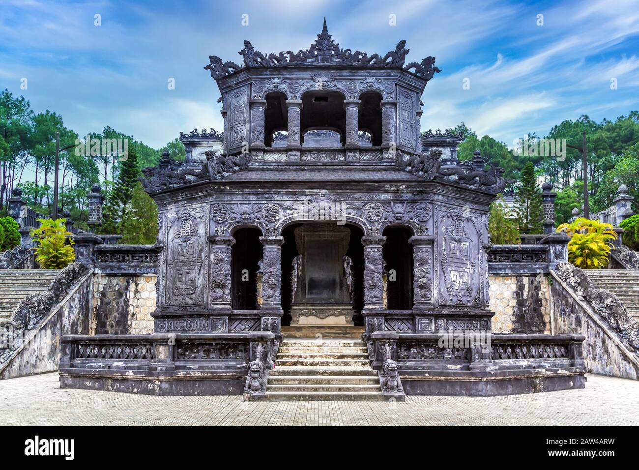 Il sito storico della Tomba reale di Khai Dinh vicino a Hue, Vietnam, Asia. Foto Stock