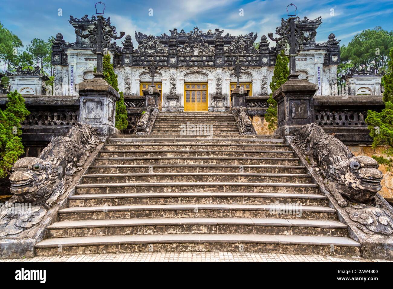 Il sito storico della Tomba reale di Khai Dinh vicino a Hue, Vietnam, Asia. Foto Stock