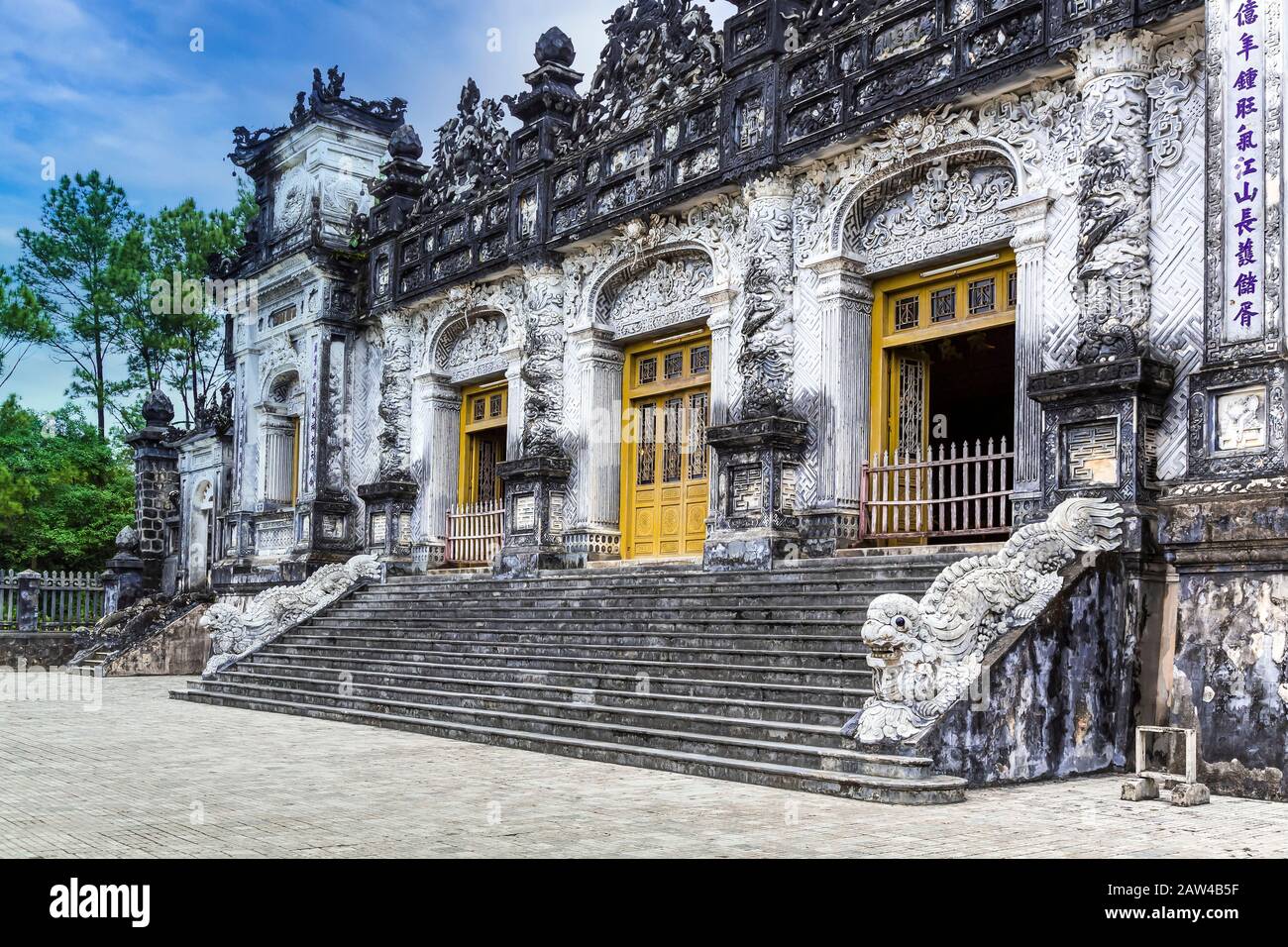 Il sito storico della Tomba reale di Khai Dinh vicino a Hue, Vietnam, Asia. Foto Stock