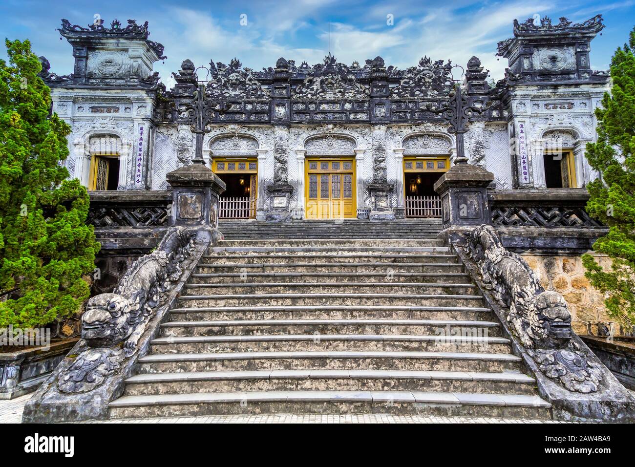Il sito storico della Tomba reale di Khai Dinh vicino a Hue, Vietnam, Asia. Foto Stock