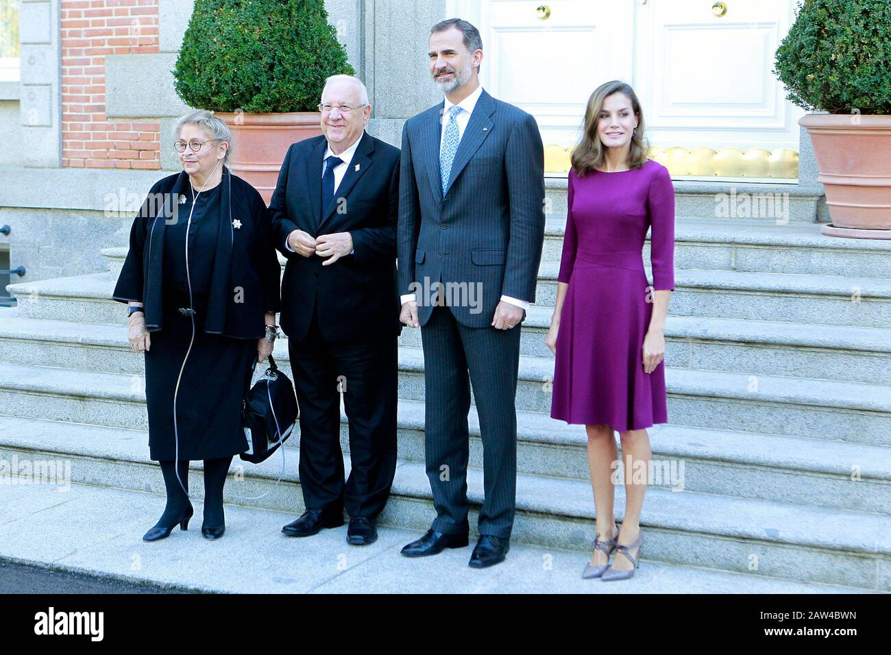 Re Felipe VI di Spagna (2R) e la regina Letizia di Spagna (R) ricevono il presidente israeliano Reuven Rivlin (2L) e la moglie Nechama Rivlin (L) per un ufficiale l Foto Stock