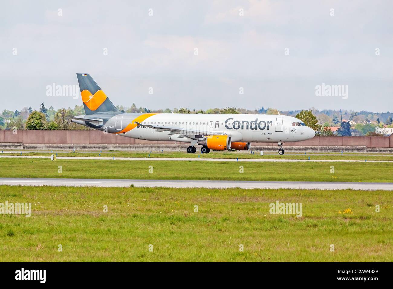 Stoccarda, Germania - 29 aprile 2017: Aeromobile Airbus A320 da Condor a terra (aeroporto di Stoccarda) prima del decollo - prato verde con recinzione di fronte Foto Stock
