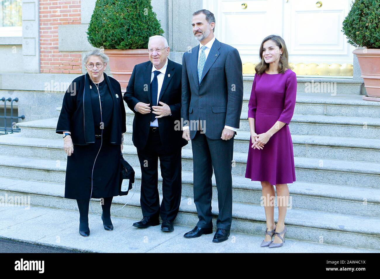 Re Felipe VI di Spagna (2R) e la regina Letizia di Spagna (R) ricevono il presidente israeliano Reuven Rivlin (2L) e la moglie Nechama Rivlin (L) per un ufficiale l Foto Stock