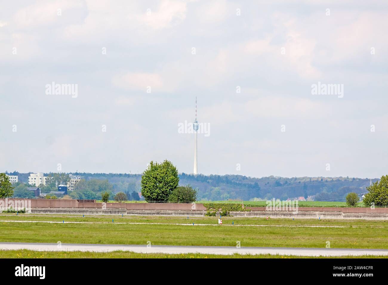 Torre TV di Stoccarda - Vista dall'aeroporto di Stoccarda, prato verde una pista di fronte Foto Stock