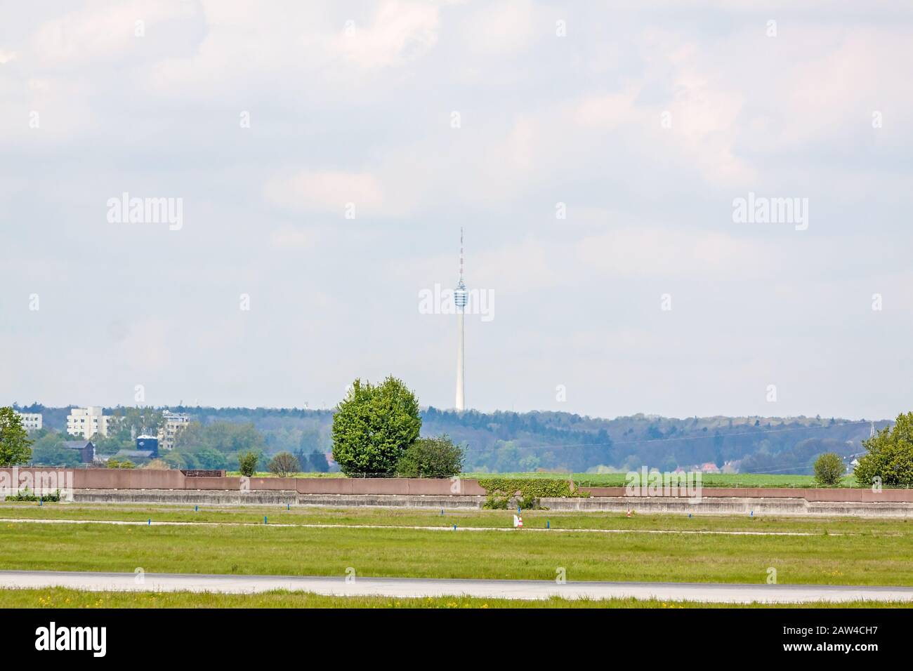 Torre TV di Stoccarda - Vista dall'aeroporto di Stoccarda, prato verde una pista di fronte Foto Stock