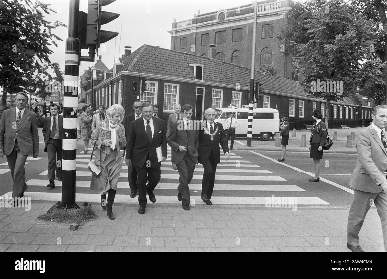 Il sindaco Kollek di Gerusalemme apre una mostra fotografica ad Amsterdam Proprio Samkalden sindaco di Amsterdam, secondo da destra Bar'On ambasciatore da Israele e 3e V.R. Sindaco Kollek di Gerusalemme, sullo sfondo la Sinagoga portoghese in Piazza Visser Data: 9 luglio 1975 Località: Amsterdam, Noord-Holland Parole Chiave: Ambasciatori, sindaci, porti, strade, mostre, passeggiate a piedi Nome Persona: Bar'On, Hannan, Kollek , Kollek, Teddy, Samkalden, Ivo Foto Stock