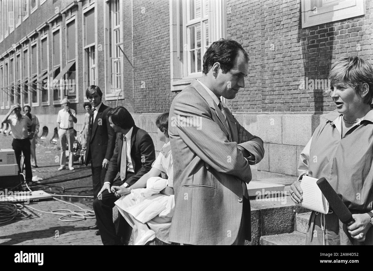 Processo di indagati nel rapimento della signora Toos van der Valk Den Bosch Destra Joep van den Nieuwenhuyzen, il figlio ed ex negoziatore con i rapitori; sinistra due figli MW. Van der Valk Annotazione: Bordo striscia numero negativo: 32a Tre figli di Sig.ra Van der Valk Data: 11 agosto 1983 Località: Den Bosch, Noord-Brabant Parole Chiave: Rapimenti, processi Persona Nome: Nieuwenhuyzen, Joep van den Foto Stock