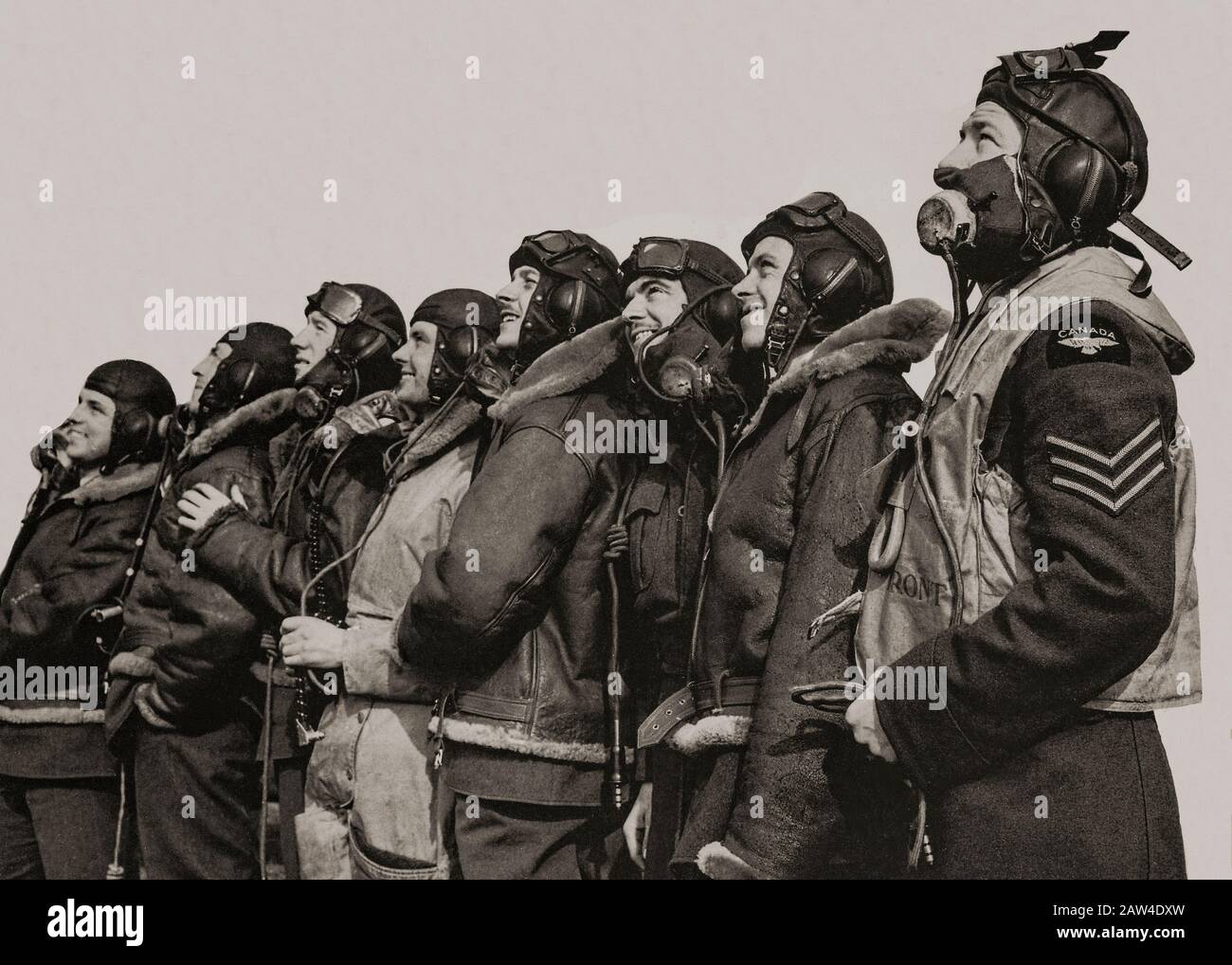 Un gruppo di piloti RAF che mostrano la natura cosmopolita delle reclute volontarie durante La Seconda guerra mondiale. Questo gruppo di squadroni proviene dagli Stati Uniti, dal Canada, dall'India, dalla Cecoslovacchia, dalla Polonia e dalle isole britanniche. Foto Stock