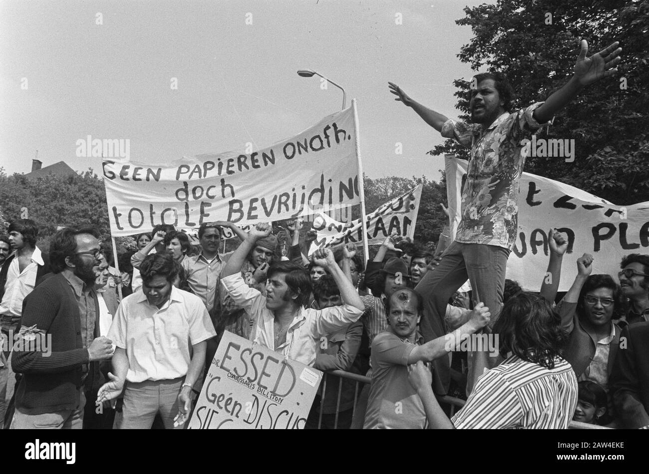 Conferenza governativa tra Suriname, Antille olandesi e la residenza del primo ministro olandese; Suriname manifestanti Catshuis Data: 18 maggio 1974 Parole Chiave: Conferenze, manifestanti, governi Istituto Nome: Catshuis Foto Stock