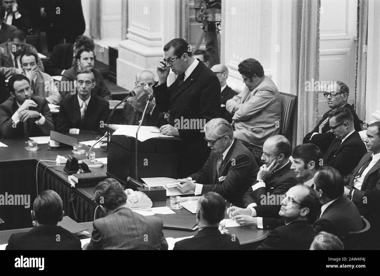 Dichiarazione del governo nuovo governo in parlamento, primo ministro Biesheuvel legge dichiarazione del governo, accanto a lui i nuovi ministri Data: 3 agosto 1971 Località: L'Aia, Sud Olanda Parole Chiave : DICHIARAZIONI DEL GOVERNO, gabinetto, ministri Nome Persona: Biesheuvel, Barend Foto Stock