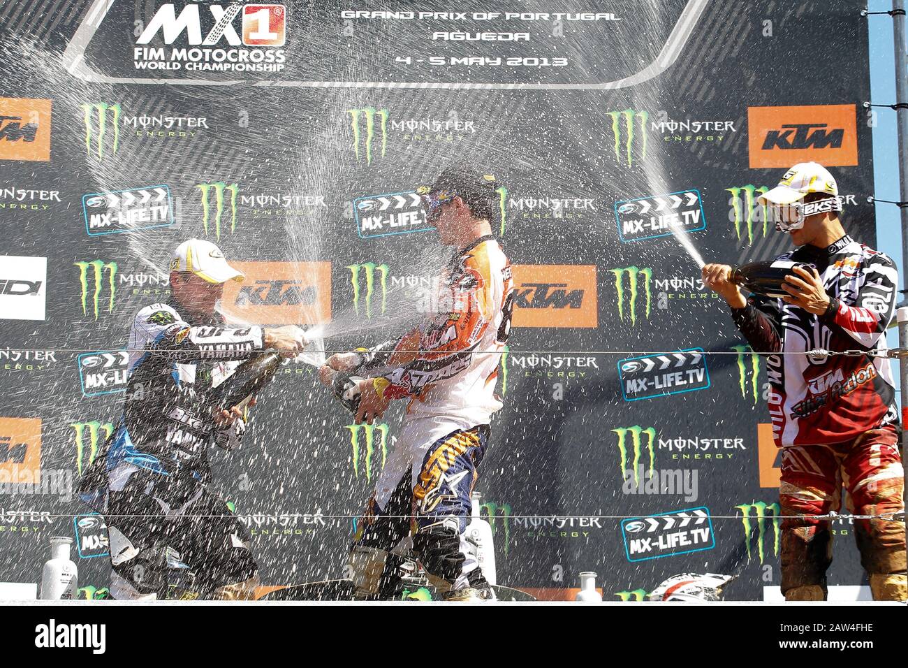 Podio MX2, JEFFREY HERLINGS (NED) della Red Bull KTM Factory Racing, MX2 (C), DEAN FERRIS (AUS) della Monster Energy Yamaha, MX2 (L) e JOSE BUTRON (ESP) della KTM Silver Action, MX2 (R) durante GP del Portogallo 2013 in MX1 e MX2, Casarão International Crossodromo, Águeda in Portogallo il 4 maggio, 2013 (Photo Credits: Paulo Oliveira/DPI) NortePhoto.com Foto Stock