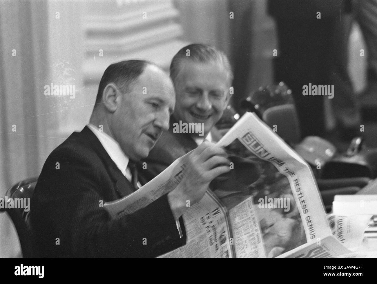 Discussione REM in parlamento, n° 11, 12.? 13 Lun E Scholten Hanno Letto La Domenica Data: 16 Settembre 1964 Località: L'Aia, Zuid-Holland Nome Persona: Lun, Jamh, Lun, Joseph Rem Foto Stock