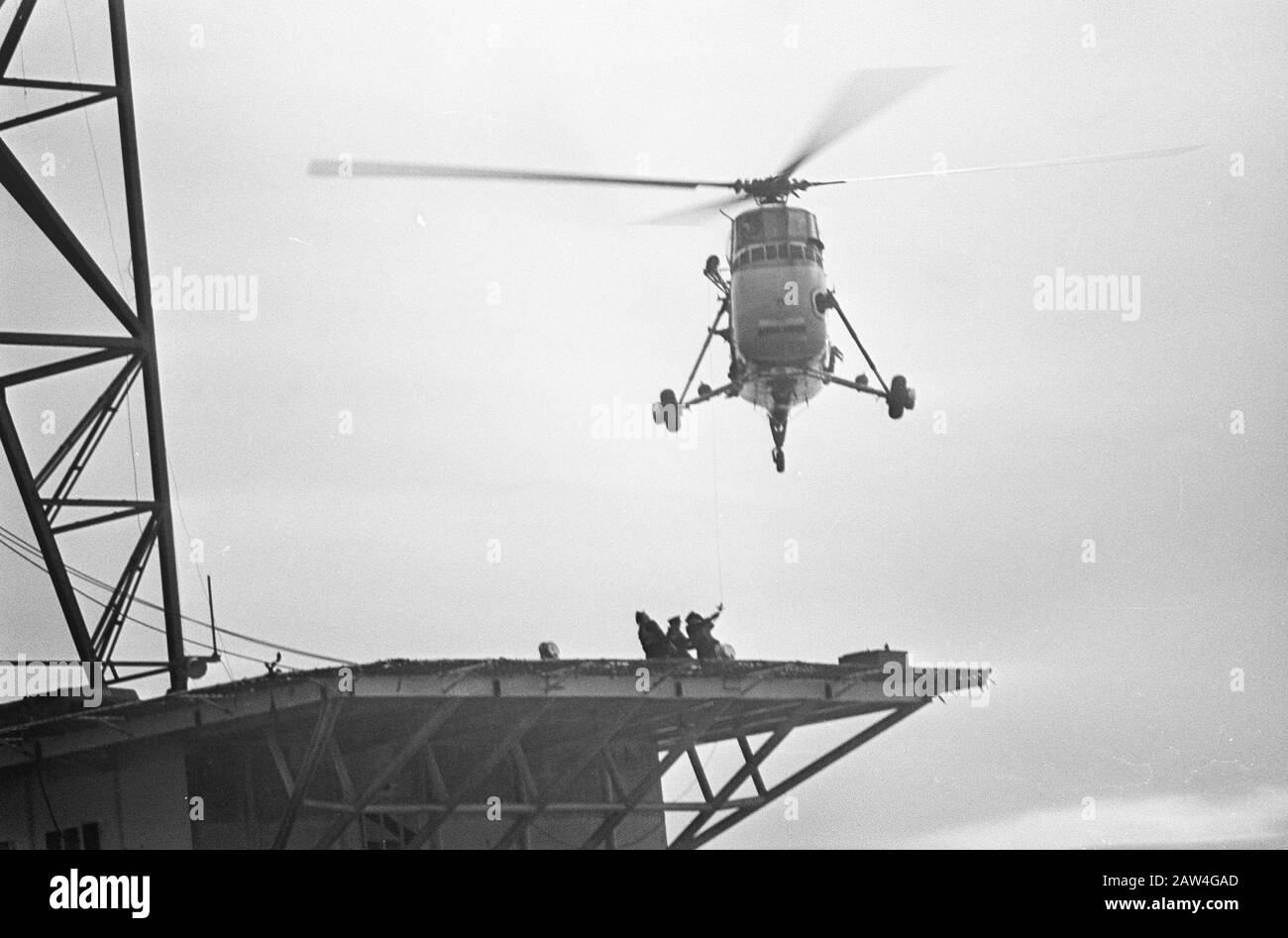 Isola REM occupato l'elicottero sopra l'isola Data: 17 dicembre 1964 Parole Chiave: Occupazioni, isole, elicotteri Istituto Nome: Isola REM Foto Stock