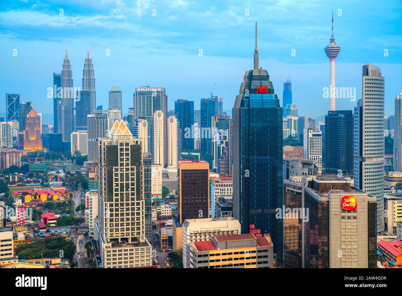 Kuala LUMPUR, MALESIA - 19 FEBBRAIO 2018: Skyline di Kuala Lumpur, con le famose torri gemelle Petronas e la Kl Tower. Foto Stock