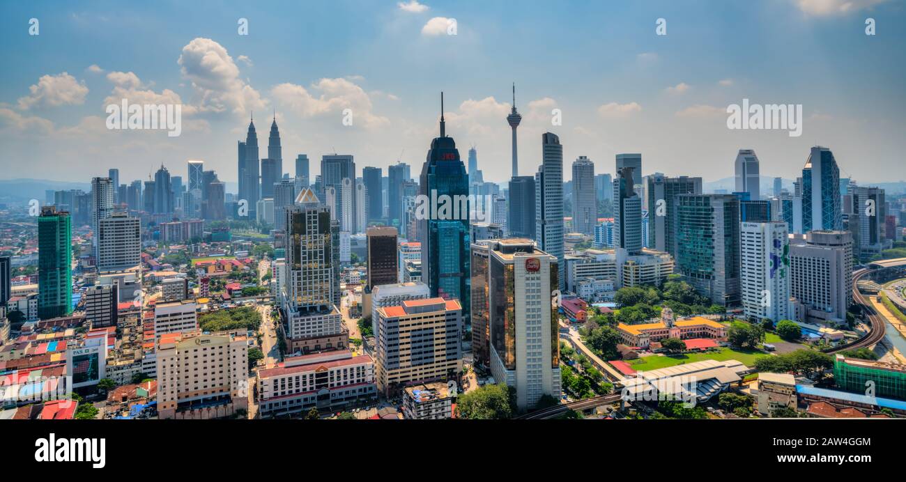Kuala LUMPUR, MALESIA - 19 FEBBRAIO 2018: Skyline di Kuala Lumpur, con le famose torri gemelle Petronas e la Kl Tower. Foto Stock