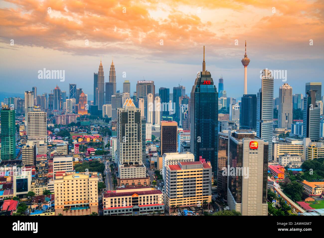 Kuala LUMPUR, MALESIA - 19 FEBBRAIO 2018: Skyline di Kuala Lumpur, con le famose torri gemelle Petronas e la Kl Tower. Foto Stock